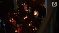 Jemaat melaksanakan ibadah malam Natal di Gereja Immanuel, Jakarta, Jumat (24/12/2021). Perayaan ibadah malam Natal tersebut mengangkat tema 'Cinta Kasih Kristus yang Menggerakkan Persaudaraan'. (Liputan6.com/Faizal Fanani)