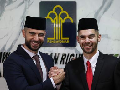 Sandy Walsh (kanan) dan Jordi Amat resmi menjadi Warga Negara Indonesia (WNI) pada Kamis (17/11/2022) usai mengambil sumpah di Kantor Wilayah Kementerian Hukum dan HAM Jakarta. (Bola.com/Bagaskara Lazuardi)