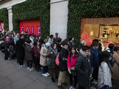 Pelanggan mengantre di luar Selfridges department stores menjelang Boxing Day di pusat kota London, Senin (26/12). Boxing Day merupakan tradisi hari belanja terbesar tahunan setiap 26 Desember atau sehari setelah Natal. (DANIEL Leal-Olivas/AFP)