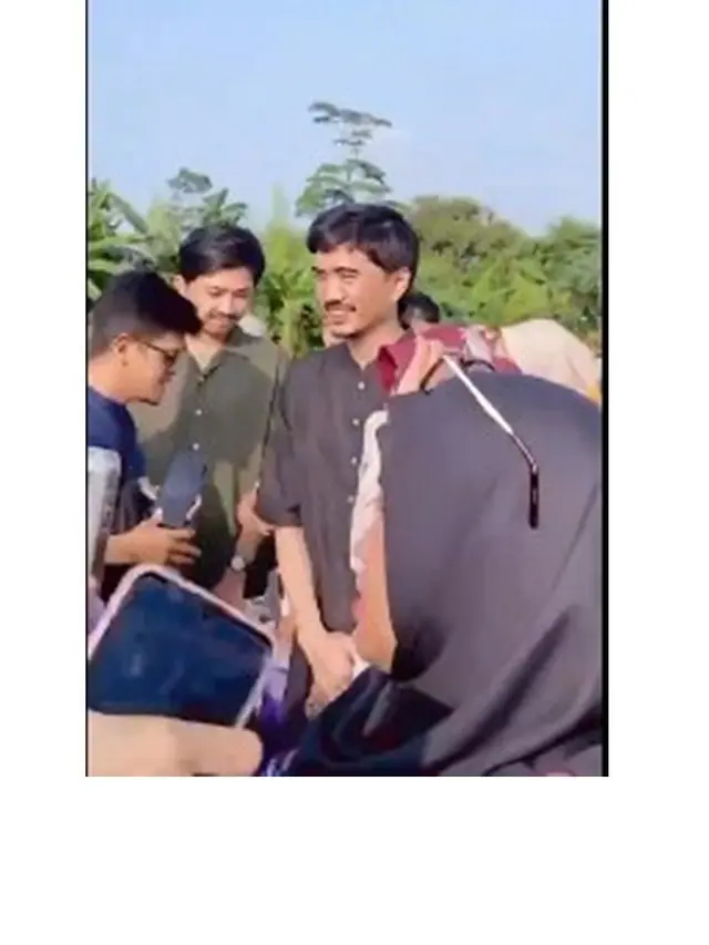 6 Momen Duta Sheila On 7 Diserbu Emak-Emak Usai Sholat Idul Adha, Ramah Sapa Fans