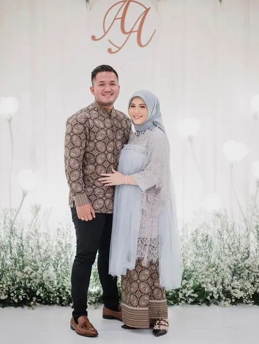 Untuk bumil, bisa tiru kebaya brokat ala Kesha Ratuliu satu ini. Desain loose dengan aksen tulle di bagian dada dan punggung bisa membuat bumil nyaman namun tetap terlihat elegan. (Instagram/kesharatuliu05).