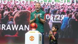 Legenda Manchester United, Ryan Giggs usai menekan bel tanda peluncuran kartu kredit Maybank yang berkolaborasi dengan Manchester United di Jakarta Convention Center (JCC), Senayan, Jakarta, Sabtu (18/5/2024). (Bola.com/M Iqbal Ichsan)