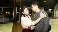 Pebalap Manor Racing, Rio Haryanto, berpamitan dengan sang ibunda, Indah Pennywati saat akan berangkat ke Australia di Bandara Soekarno-Hatta, Tanggerang, Senin (14/3/2016). (Bola.com/Vitalis Yogi Trisna)