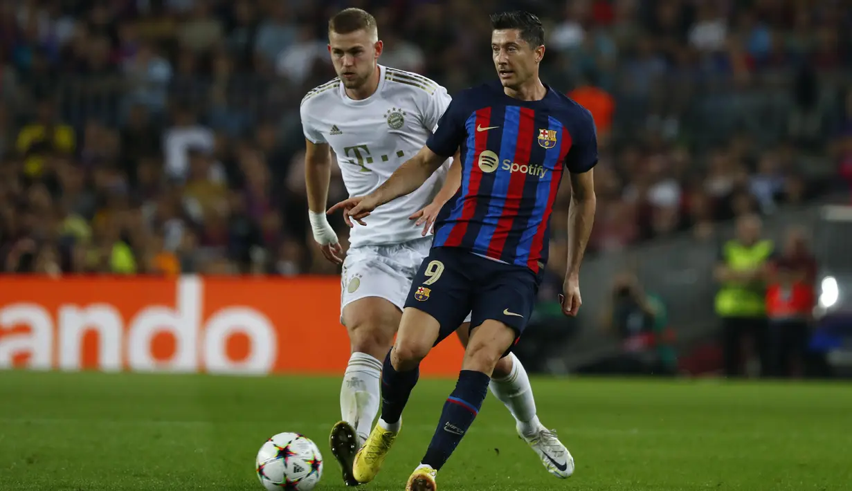 Penyerang Barcelona Robert Lewandowski ditantang oleh bek Bayern Munchen Matthijs de Ligt pada matchday kelima Grup C Liga Champions di Camp Nou, Barcelona, Spanyol, Kamis (27/10/2022). Berkat hasil ini, Bayern Munchen semakin mengokohkan diri di puncak klasemen Grup C dengan poin 15. (AP Photo/Joan Monfort)