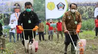 Mentan Syahrul Yasin Limpo terjun langsung bersama Bupati Blitar melakukan tanam jagung di Desa Maliran, Kamis (13/8/2020). (Dok Kementan)