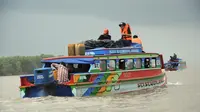 Kapal speedboat menjadi salah satu alat transportasi perairain di Sungai Musi Sumsel  (Liputan6.com / Nefri Inge)