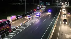 Petugas mengarahkan kendaraan yang menunggu jalan dibuka di ruas Tol Trans Jawa Kilometer 262, Brebes, Jawa Tengah, Jumat (31/5/2019). Dampak dari penutupan satu arah selama arus mudik membuat pengendara yang akan menuju ke Jakarta dialihkan melalui Jalur Pantura. (Liputan6.com/Herman Zakharia)