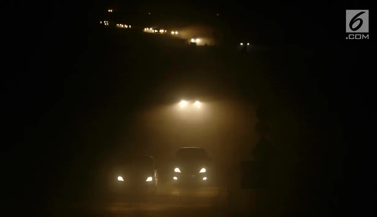 Suasana jalan tol fungsional Brebes-Batang di Pemalang pada malam hari, Jawa Tengah, Kamis (22/6). Kondisi jalan berdebu dan tanpa lampu penerang jalan. (Liputan6.com/Gempur M Surya)