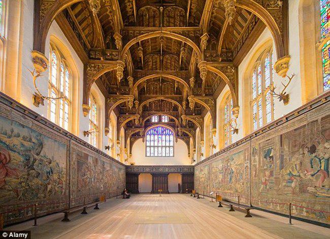 Lorong istana Hampton Court, dimana sosok Grey Lady sering terlihat | foto: copyright dailymail.co.uk