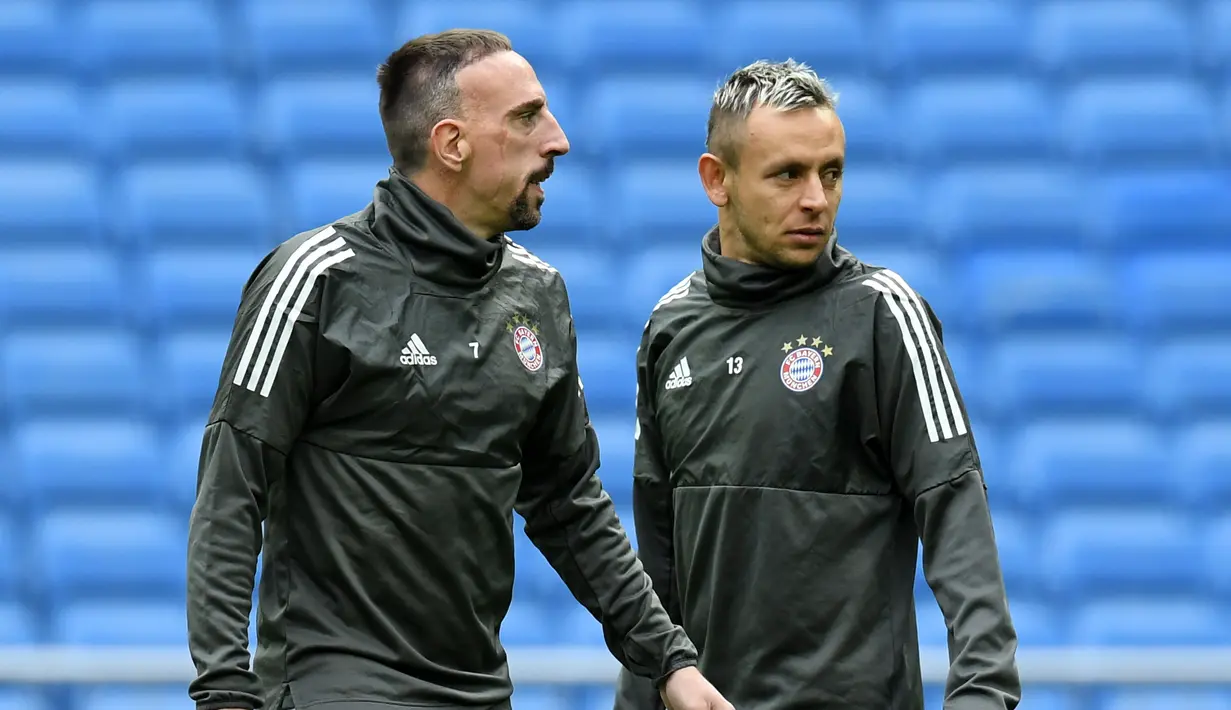 Pemain Bayern Munchen, Franck Ribery dan Rafinha mengikuti sesi latihan tim di Stadion Santiago Bernabeu di Madrid (30/4). Pada leg pertama Munchen takluk atas Madrid 2-1 di Allianz Arena, Jerman.  (AFP Photo/Christof Stache)