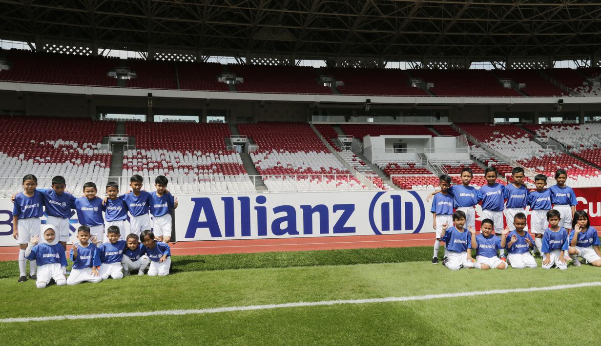 Putra putri dari anggota The Jakmania foto bersama saat menjadi Player Escort Kids pada laga Piala AFC 2019 antara Persija Jakarta melawan Ceres Negros di SUGBK, Jakarta, Selasa (23/4). Kesempatan ini diberikan oleh Allianz. (Bola.com/Peksi Cahyo)