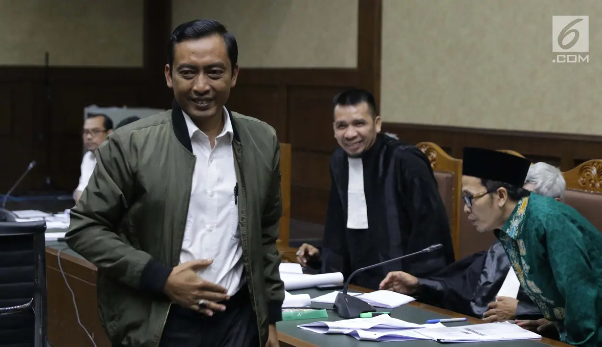 Staf khusus Menteri Agama, Gugus Joko Waskito usai memberi keterangan sebagai saksi pada sidang lanjutan dugaan suap seleksi pengisian jabatan di Kemenag dengan terdakwa Haris Hasanuddin dan M Muafad Wirahadi di Pengadilan Tipikor, Jakarta, Rabu (10/7/2019). (Liputan6.com/Helmi Fithriansyah)