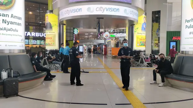 Jelang cuti bersama Lebaran 2023 yang jatuh pada 19 April 2023 mendatang, aktivitas pemudik di Stasiun Gambir, Jakarta Pusat pada hari ini, Sabtu (8/4/2023) masih terpantau lengang
