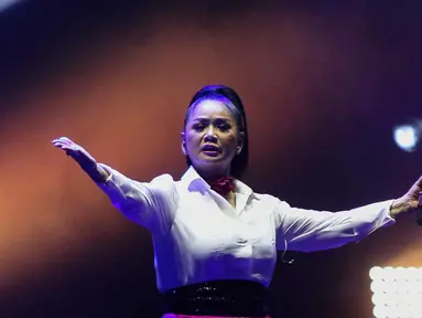 Penyanyi Vina Panduwinata tampil saat Festival Musik PestaPora 2024 di JIexpo Kemayoran, Jakarta, Sabtu (21/9/2024). (Liputan6.com/Herman Zakharia)