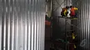 Pilar-pilar di dalam Masjid Istiqlal dibersihkan oleh sejumlah petugas, Jakarta, Selasa (19/5/2015). Kegiatan pembersihan tiang tersebut guna menyambut bulan suci Ramadan yang jatuh pada pertengahan Juni mendatang. (Liputan6.com/JohanTallo)