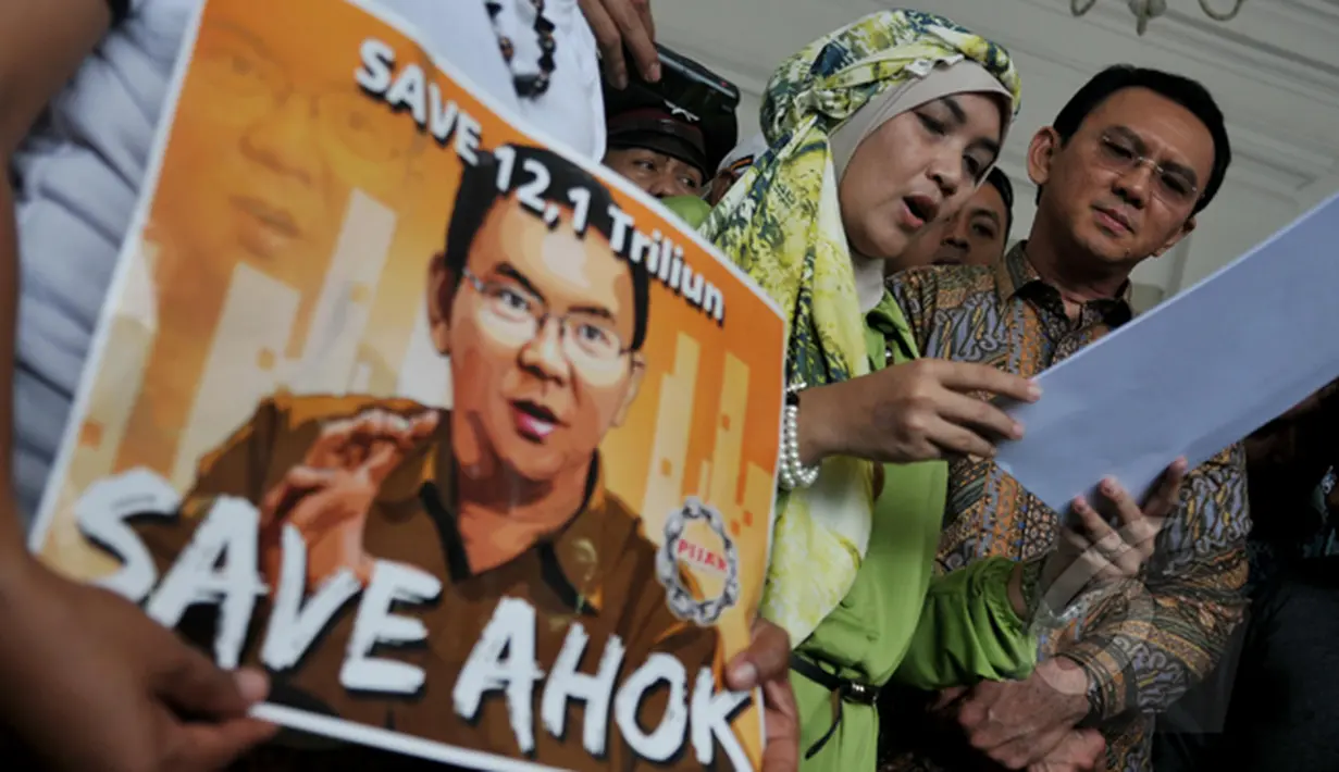 Massa dari Petisi Pijar Indonesia membacakan petisi dukungan Gubernur DKI Basuki T. Purnama alias Ahok untuk membongkar dan menyeret ke meja hijau mafia anggaran di DPRD DKI Jakarta di teras Balaikota Jakarta, Selasa (3/3/2015) (Liputan6.com/Johan Tallo)