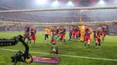 Para pemain Barcelona merayakan gelar juara Piala Super Spanyol 2026 setelah mengalahkan Real Madrid dengan skor 3-2 dalam laga final yang berlangsung di King Abdullah Stadium, Jeddah, Arab Saudi, Minggu (11/01/2026) waktu setempat. (AFP/Fadel Senna)