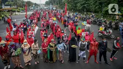 Massa yang tergabung dalam Serikat Rakyat Miskin Indonesia (SRMI) berunjuk rasa di kawasan Patung Kuda, Jakarta, Selasa (27/10/2020). Dalam aksi tersebut massa menuntut pencabutan Omnibus Law Undang-Undang Cipta Kerja yang dianggap merugikan masyarakat miskin. (Liputan6.com/Faizal Fanani)