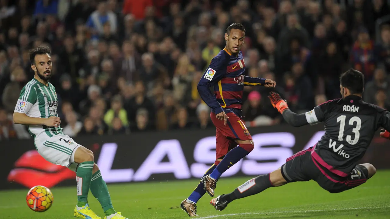 Neymer dijegal pemain Real Betis (Liputan6.com)