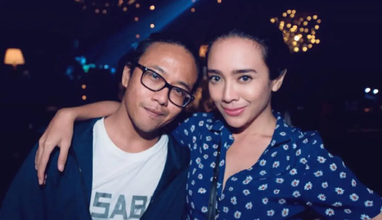 Bahkan kemesraan Dea dan Ariel seakan tidak pernah luntur padahal sudah berumah tangga selama 8 tahun. (Foto: instagram.com/dea_ananda)