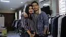 Syahnaz Sadiqah dan calon suaminya Jeje Govinda usai fetting jas di Wong Hang Tailor di Jakarta, Rabu (7/2). Kedatangan mereka untuk fitting jas pernikahan yang akan dikenakan oleh Jeje Govinda dalam pernikahan nanti. (Liputan6.com/Faizal Fanani)