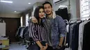 Syahnaz Sadiqah dan calon suaminya Jeje Govinda usai fetting jas di Wong Hang Tailor di Jakarta, Rabu (7/2). Kedatangan mereka untuk fitting jas pernikahan yang akan dikenakan oleh Jeje Govinda dalam pernikahan nanti. (Liputan6.com/Faizal Fanani)