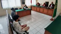 Dua pelanggar PSBB Pekanbaru jalani sidang dan divonis bayar denda Rp 200 ribu per orang. (Liputan6.com/M Syukur)