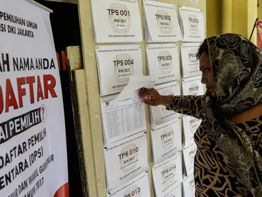 Seorang warga melihat Daftar Pemilih Sementara (DPS) Pemilihan Gubernur dan Wakil Gubernur DKI Jakarta Tahun 2017 di Kantor Kelurahan Kebon Sirih, Jakarta Pusat, Rabu (16/11). (Liputan6.com/Faizal Fanani)