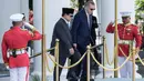 Presiden Indonesia Prabowo Subianto (kiri) dan Presiden Turki Recep Tayyip Erdogan naik ke atas panggung untuk upacara penyambutan di Istana Kepresidenan, Bogor, Jawa Barat, Rabu 12 Februari 2025. (YASUYOSHI CHIBA/AFP)