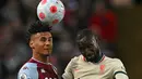 <p>Striker Aston Villa Ollie Watkins (kiri) berebut bola dengan gelandang Liverpool Naby Keita pada laga lanjutan Liga Inggris 2021/2022 di Villa Park, Rabu (5/11/2022) dini hari WIB. Liverpool menang tipis 2-1 atas tuan rumah Aston Villa. Gol kemenangan The Reds dicetak Sadio Mane. (Paul ELLIS / AFP)</p>