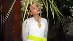 Aurora Ribero tampil anggun dengan balutan busana adat khas Bali. Ia mengenakan kebaya berwarna putih dengan selendang kuning cerah yang diikatkan di pinggang, memberikan aksen ceria pada penampilannya. (Liputan6.com/IG/@auroraribero)