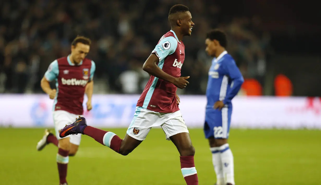 Aksi pemain West Ham United, Edimilson Fernandes saat merayakan golnya ke gawang Chelsea pada ajang Piala Liga Inggris, Kamis (27/10/2016) dini hari WIB. (AFP/Ian Kington)