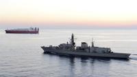 Kapal perang Inggris, HMS Montrose, mengawal pelayaran kapal dagang berbendera negaranya di Teluk Persia (AP Photo)