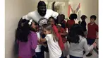 Kimbo Slice saat mengunjungi anak-anak seolah Liberty, Selain menjadi atlet MMA Kimbo juga bermain dalam beberapa film Hollywood salah satunya adalah Circle Of Pain tahun 2010. (Bola.com/ Twitter/Kimbo Slice)