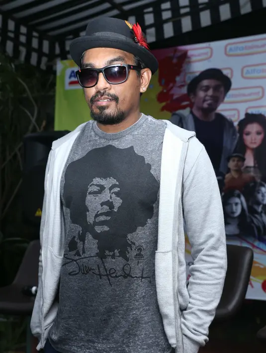 "Gue seneng dengan Nikita karena Nikita perempuan yang apa adanya gitu. Ya di depan kamera begitu di belakang juga begitu. Syahrini gitu, di depan begitu di belakang juga begitu," ujar penyanyi kelahiran Jakarta itu. (Andy Masela/Bintang.com)