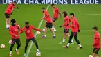 Striker Atletico Madrid Uruguay Luis Suarez (kedua kiri) menghadiri sesi latihan menjelang leg pertama perempat final Liga Champions, di Stadion Etihad, Senin (4/4/2022). Atletico Madrid akan bertandang ke markas Manchester City pada Rabu, 6 April 2022 dini hari WIB. (Paul ELLIS / AFP)