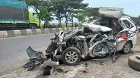 Penampangan mobil Avanza yang terlibat dalam kecelakaan maut di Pantura Cirebon. Foto (Istimewa)