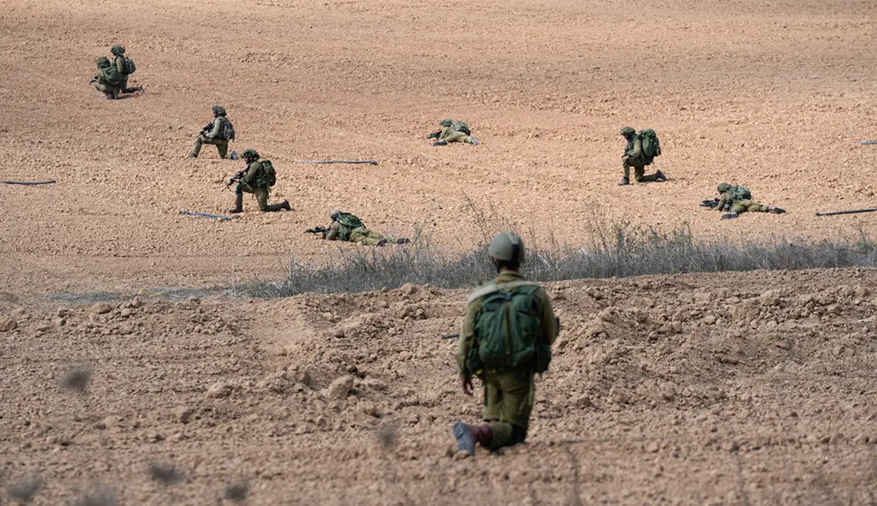 Namun, sebagaimana dilaporkan CNN, Pasukan Pertahanan Israel (IDF) mengatakan pihaknya “tidak dapat mengonfirmasi atau menyangkal” laporan dari Kedutaan Besar Israel di Amerika Serikat tersebut. Seorang juru bicara IDF mengatakan kepada CNN bahwa mereka mengetahui lebih dari 900 kematian. (AP Photo/Ohad Zwigenberg)