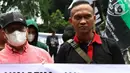 Seorang pegunjuk rasa dari Bakornas LKBHMI PB Himpunan Mahasiswa Islam (HMI) menjahit mulutnya saat melakukan aksi unjuk rasa di depan Gedung Mahkamah Agung (MA),Jakarta,  Selasa (25/10/2022). Aksi tersebut untuk menuntut MA untuk menangkap, membongkar, dan mengusut praktik mafia tanah dan mafia peradilan. (Liputan6.com/Angga Yuniar)