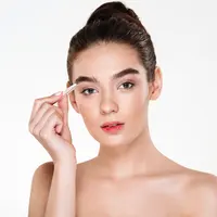 Alis mata bisa tebal dan penuh terisi dengan memanfaatkan minyak alami ini (Credit: Freepik/drobotdean)