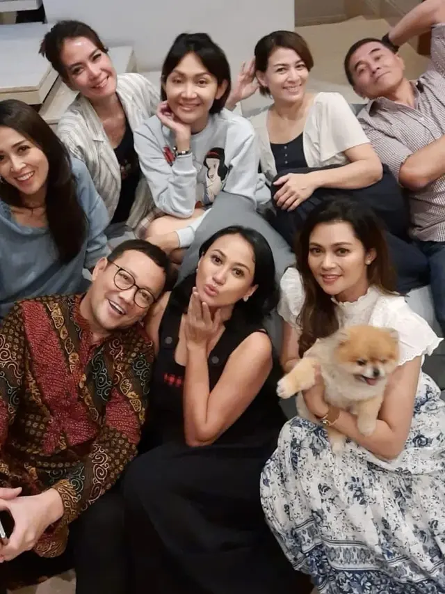 pemeran orangtua di sinetron Dari Jendela SMP buka puasa bersama (Foto: Instagram alvinadam1)