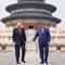 Presiden Amerika Serikat (AS), Donald Trump (kiri) berdiri di samping Presiden Tiongkok, Xi Jinping di Temple of Heaven, Beijing, Kamis 14 Mei 2026. (AP Photo/Mark Schiefelbein)