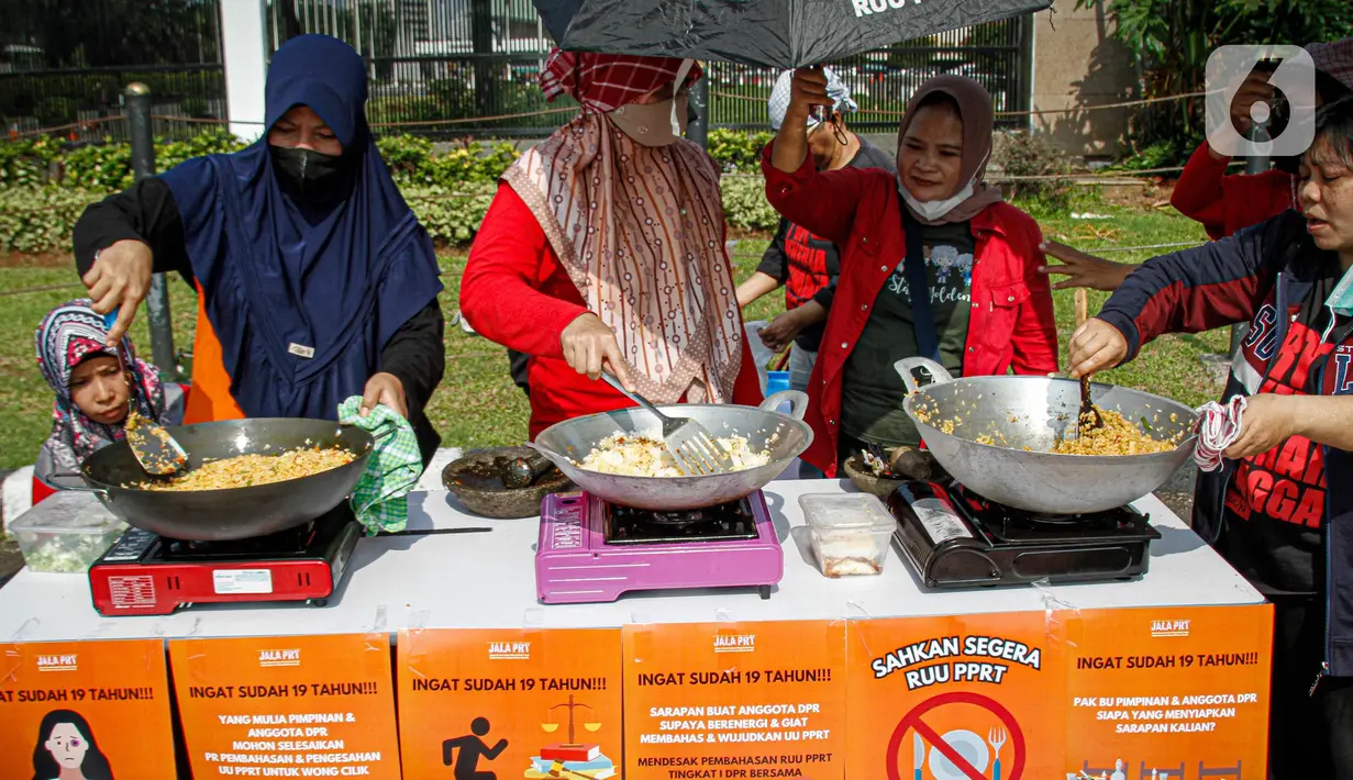 Dalam aksinya mereka memasak langsung nasi goreng di depan DPR. (Liputan6.com/Faizal Fanani)
