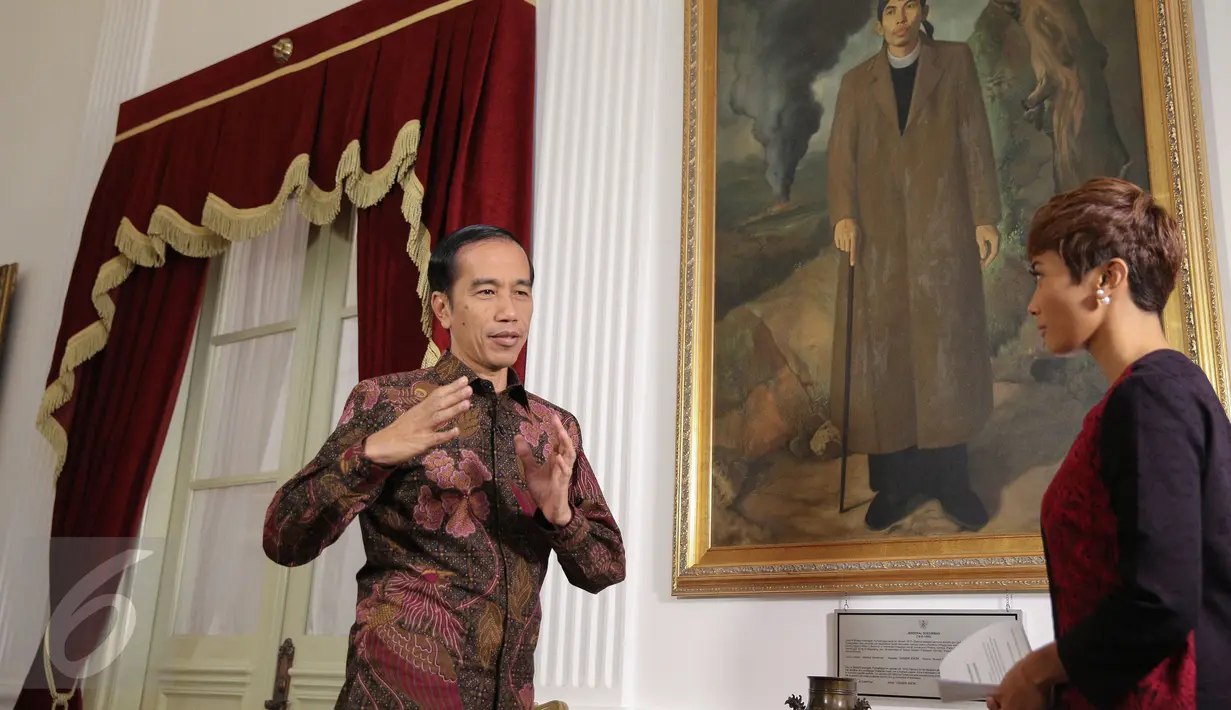 Presiden Jokowi (kiri) berbincang selama Wawancara khusus di Istana Merdeka, Jakarta, Jumat (16/10/2015). Wawancara berhubungan dengan Pemerintahan Jokowi-JK genap berusia satu tahun pada 20 Oktober 2015 nanti. (Liputan6.com/Faizal Fanani)