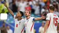 Bintang Inggris, Jude Bellingham (kiri) dan Harry Kane berselebrasi setelah memastikan kemenangan atas Norwegia pada perempat final Piala Dunia 2026 di Miami Stadium, MInggu (12/7/2026) dini hari WIB. (AFP/Mauro Pimental)