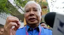 Perdana Menteri Malaysia, Najib Razak memberikan keterngan seusai memberikan hak suaranya pada pemilihan umum di Pekan, Pahang, Rabu (9/5). Pemilu ini pertarungan antara PM Najib yang sudah berkuasa sejak 2009, melawan Mahathir Mohamad. (AP/Aaron Favila)