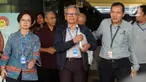 Wakil Ketua KPK Saut Situmorang (kanan) bersama mantan Wakil Ketua KPK, Erry Riyana Hardjapamekas (tengah) dan mantan panitia seleksi KPK jilid IV, Betti Alisjahban memberikan keterangan usai menyambangi gedung Merah Putih KPK, Jakarta, Jumat (15/11/2019). (merdeka.com/Dwi Narwoko)