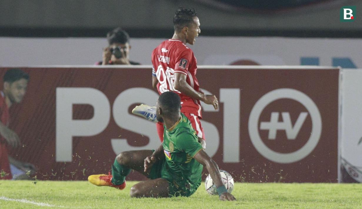 Pemain PSS Sleman, Marckho Sandi Merauje (depan), melanggar pemain Persis Solo, Muhammad Abduh Lestaluhu, yang berakibat hukuman penalti dalam lanjutan pertandingan babak penyisihan Grup A Piala Presiden 2022 di Stadion Manahan, Solo, Jawa Tengah, Sabtu (11/6/2022). (Bola.com/Arief Bagus)