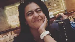 Selain itu wanita berusia 47 tahun ini juga dipuji memiliki paras yang cantik. Bahkan tanpa riasan makeup sekalipun, Kajol tetap memesona dan menawan. (Liputan6.com/IG/@kajol)