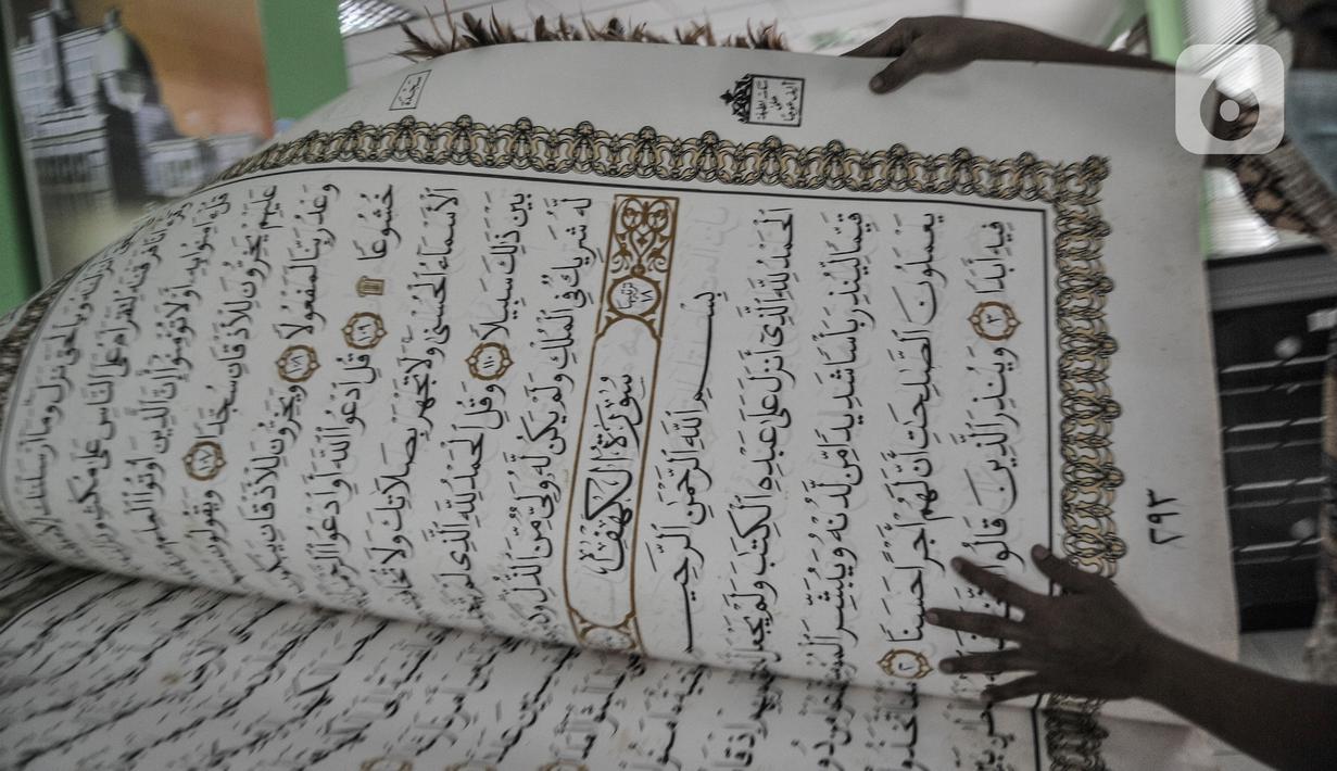 Kondisi kertas Alquran raksasa koleksi Perpustakaan Jakarta Islamic Center (JIC) masih terawat di Jakarta Utara, Kamis (22/4/2021). Alquran ini seluruhnya dibuat dan ditulis tangan oleh santri Universitas Sains Alquran Wonosobo, mulai dari ayat, hingga nomor halaman. (merdeka.com/Iqbal S Nugroho)